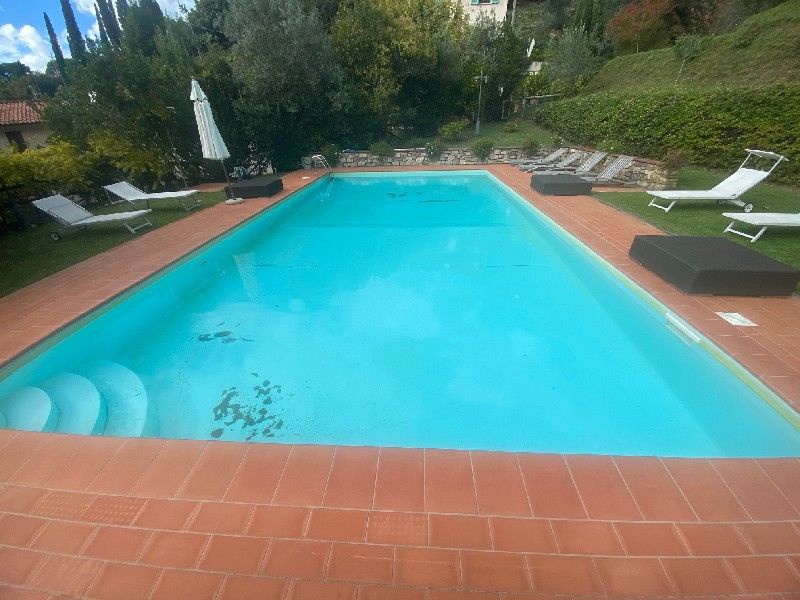 Rustico con giardino in via pertini, Camaiore