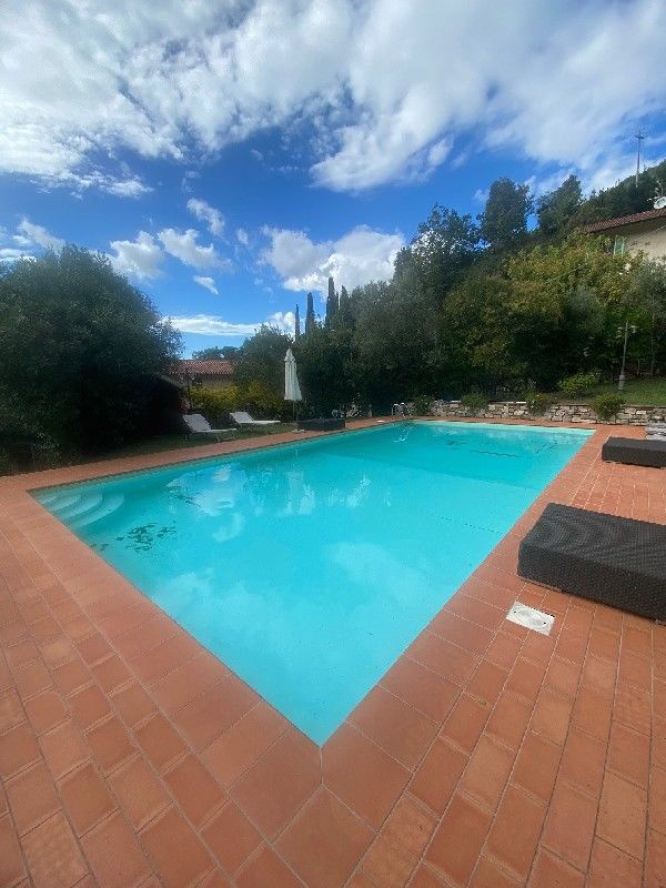 Rustico con giardino in via pertini, Camaiore