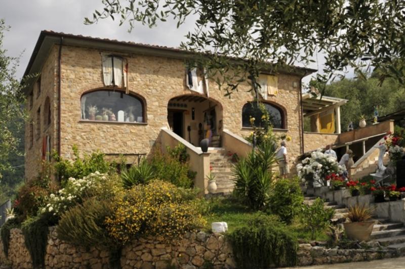 Rustico con giardino in via gusceri, Camaiore
