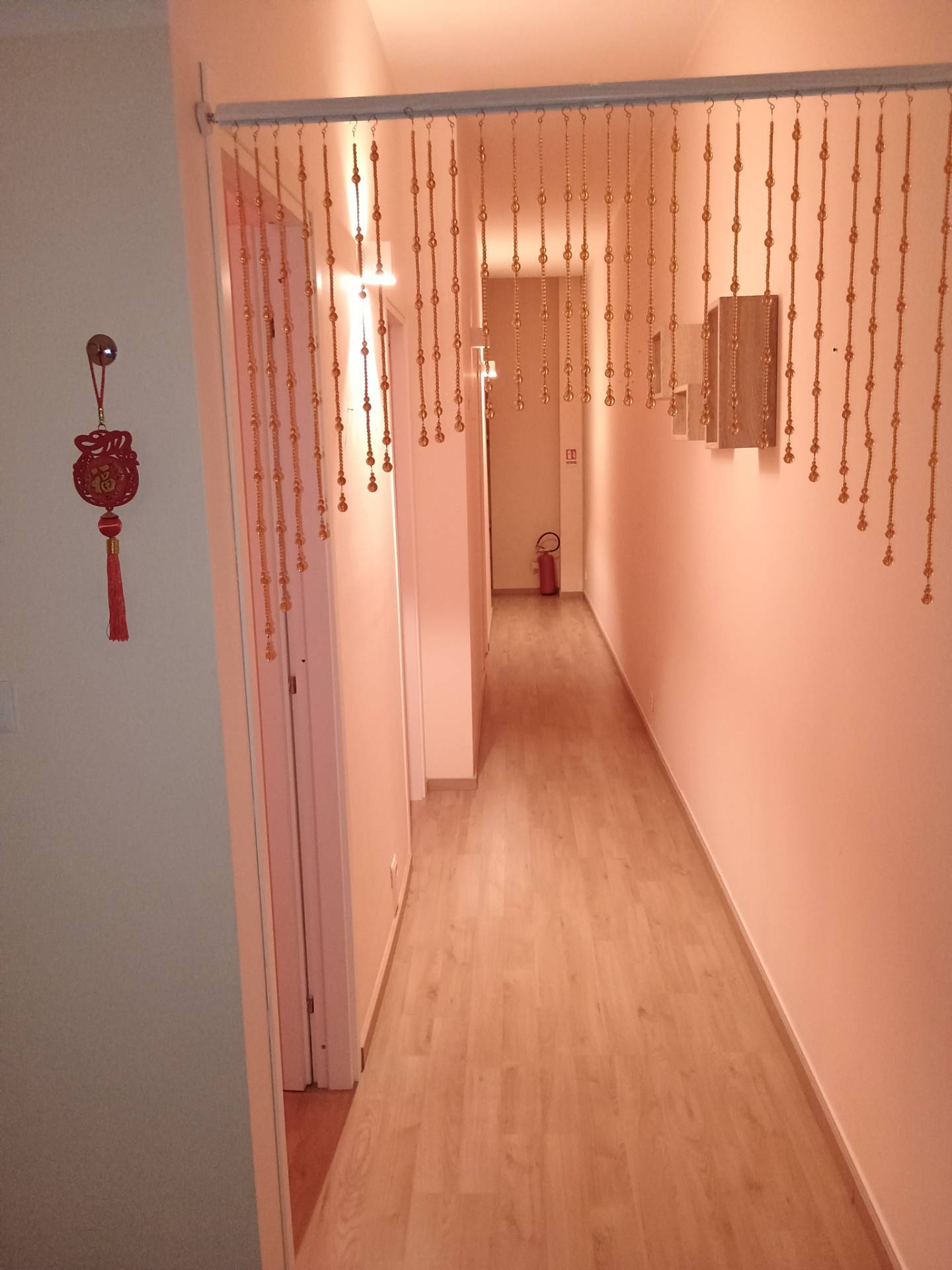 Negozio in vendita a Milano, Testi