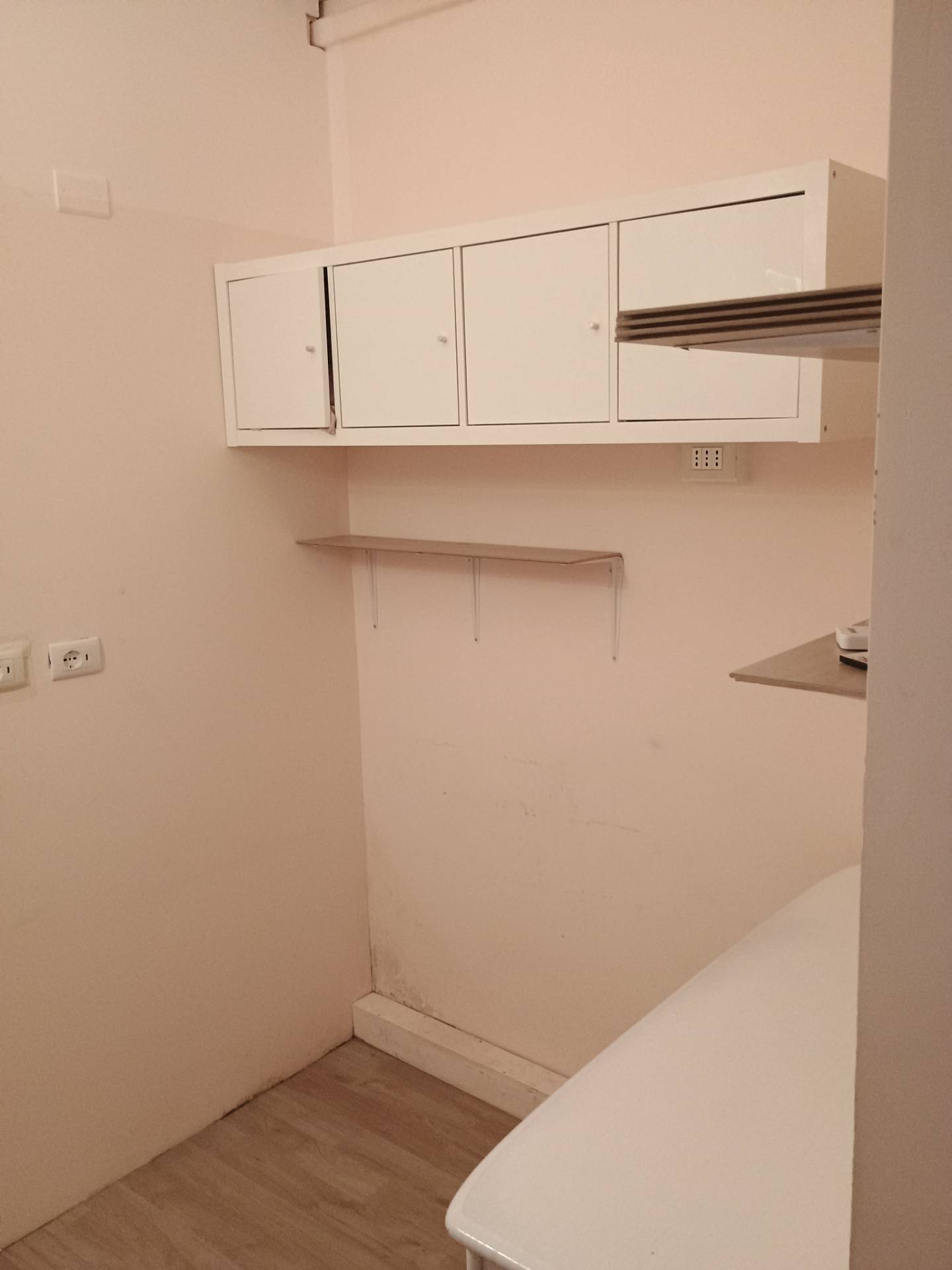 Negozio in vendita a Milano, Testi