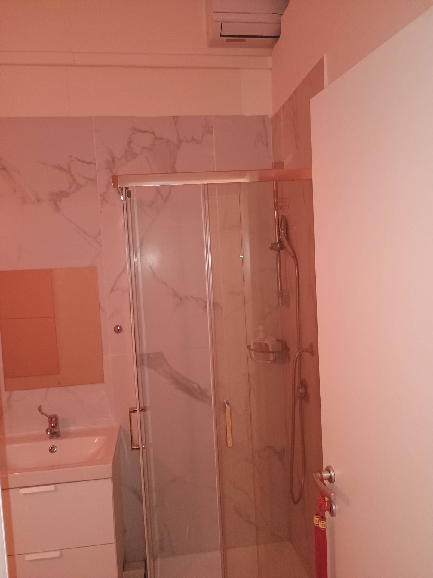 Negozio in affitto a Milano, Testi