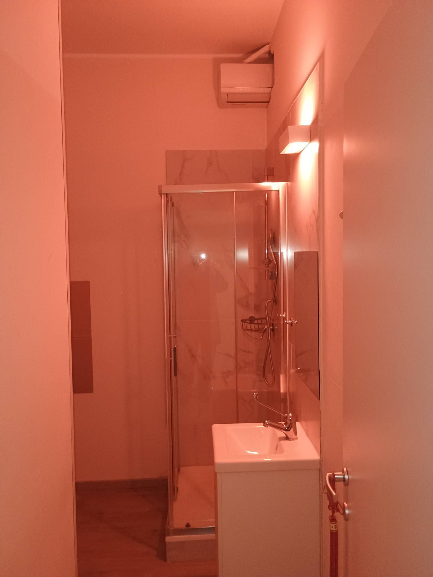 Negozio in affitto a Milano, Testi