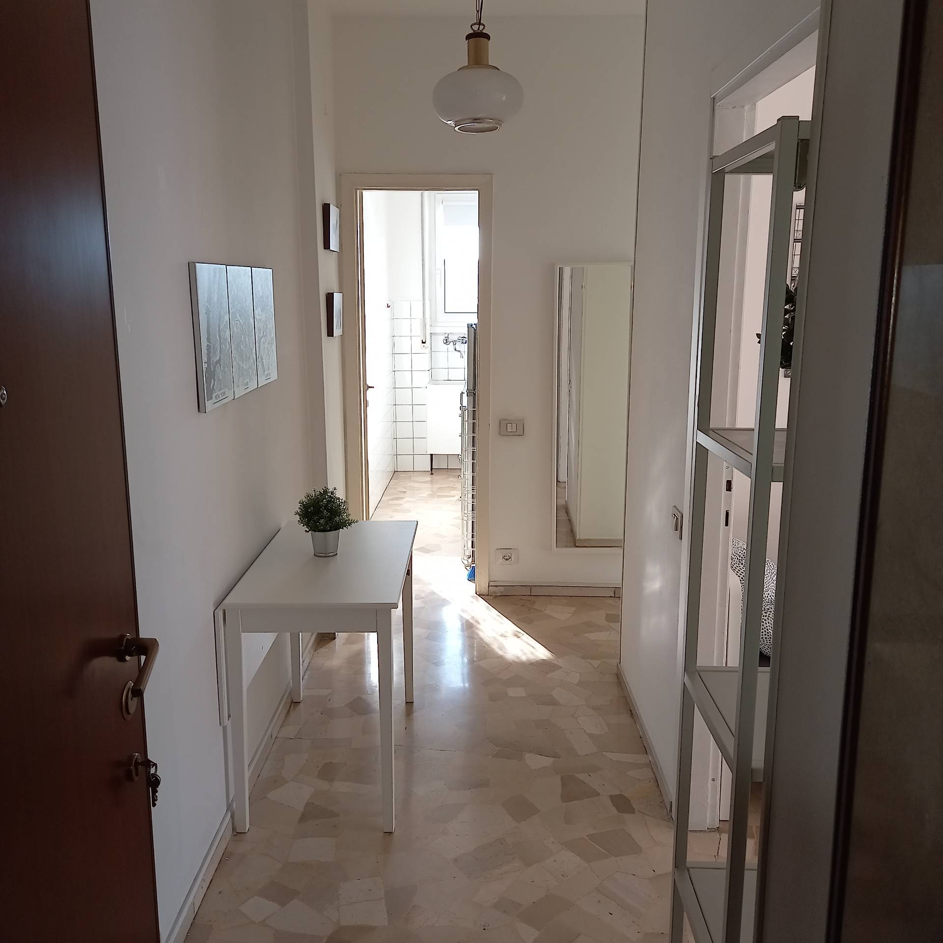 Appartamento in affitto a Milano, Testi