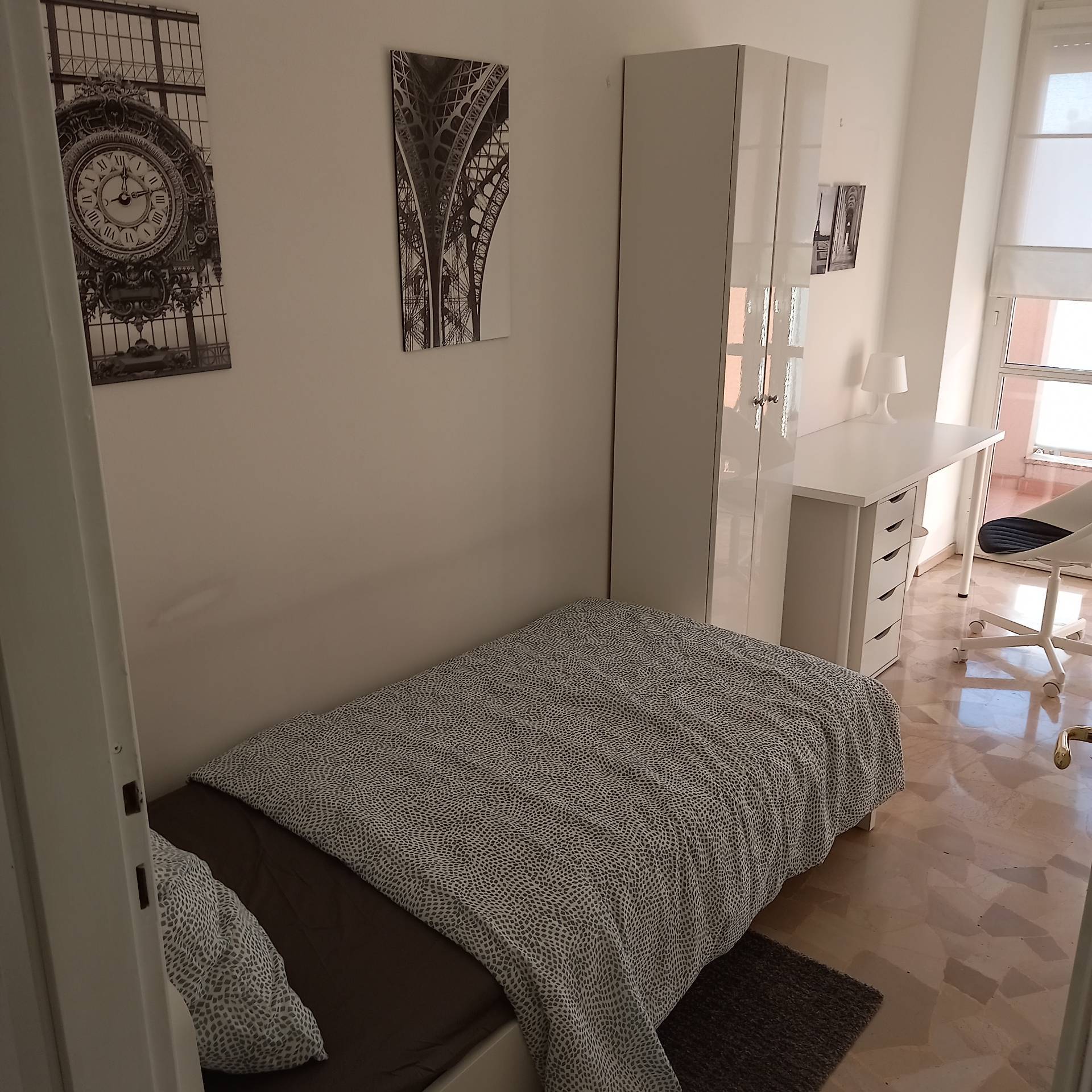 Appartamento in affitto a Milano, Testi