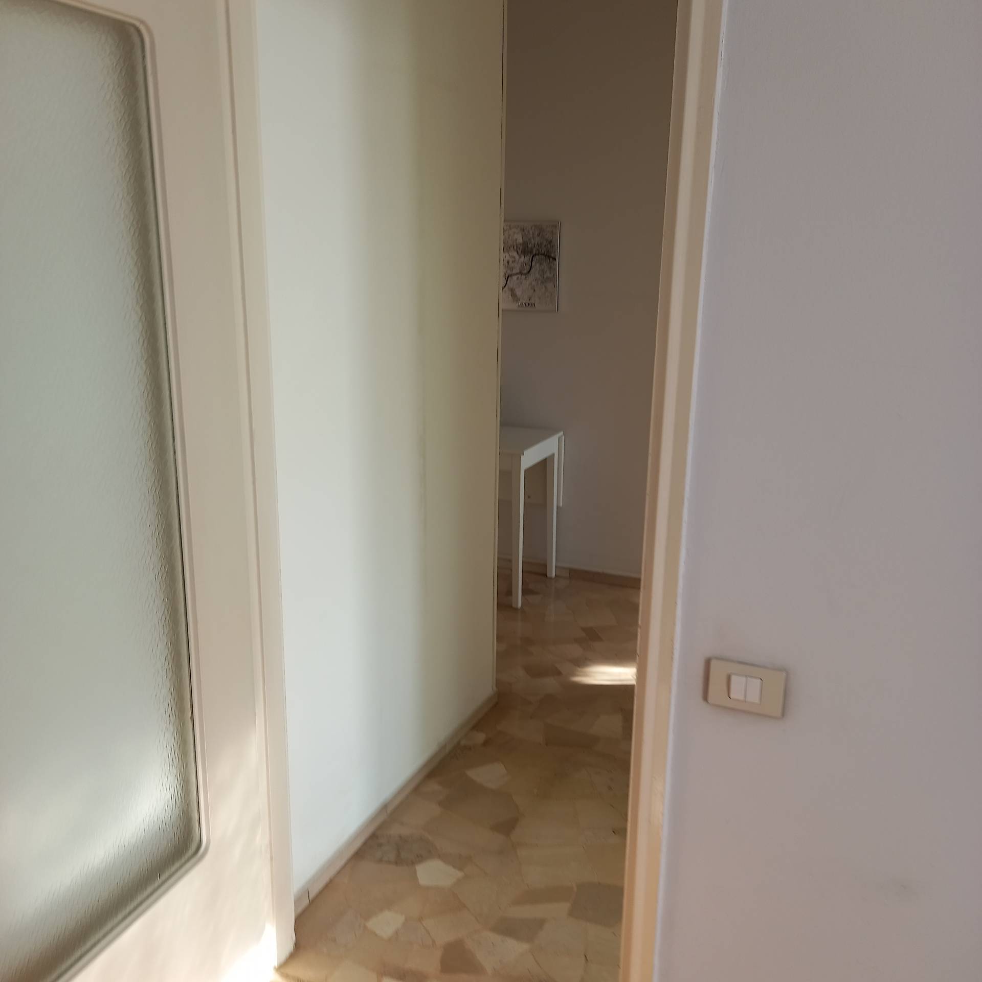Appartamento in affitto a Milano, Testi