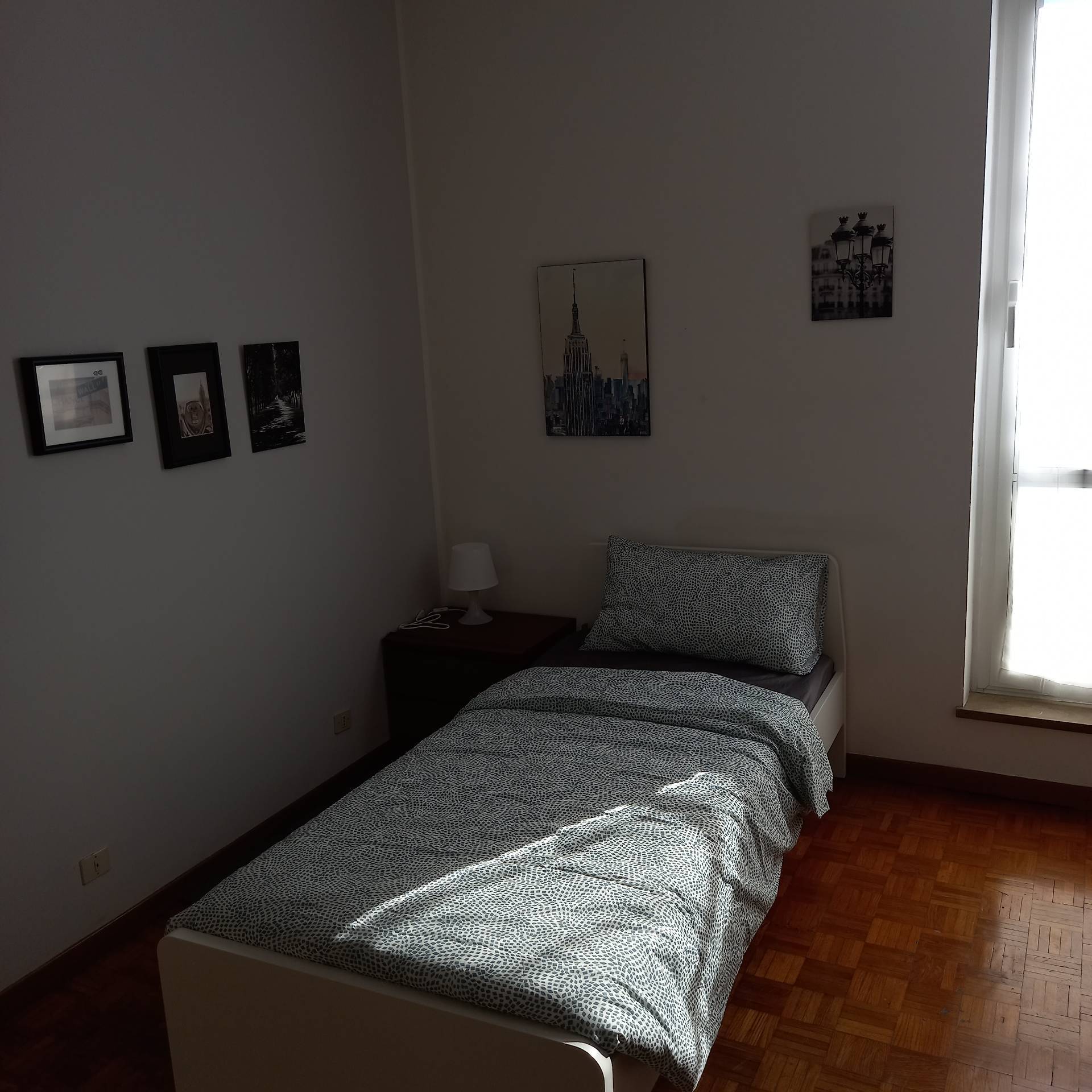 Appartamento in affitto a Milano, Testi