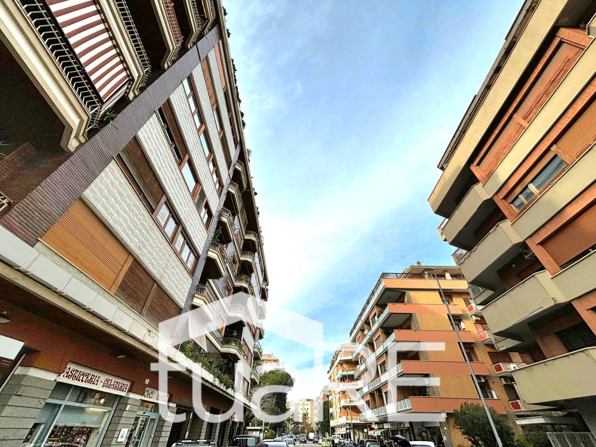 Locale commerciale in vendita a Roma, Ardeatino