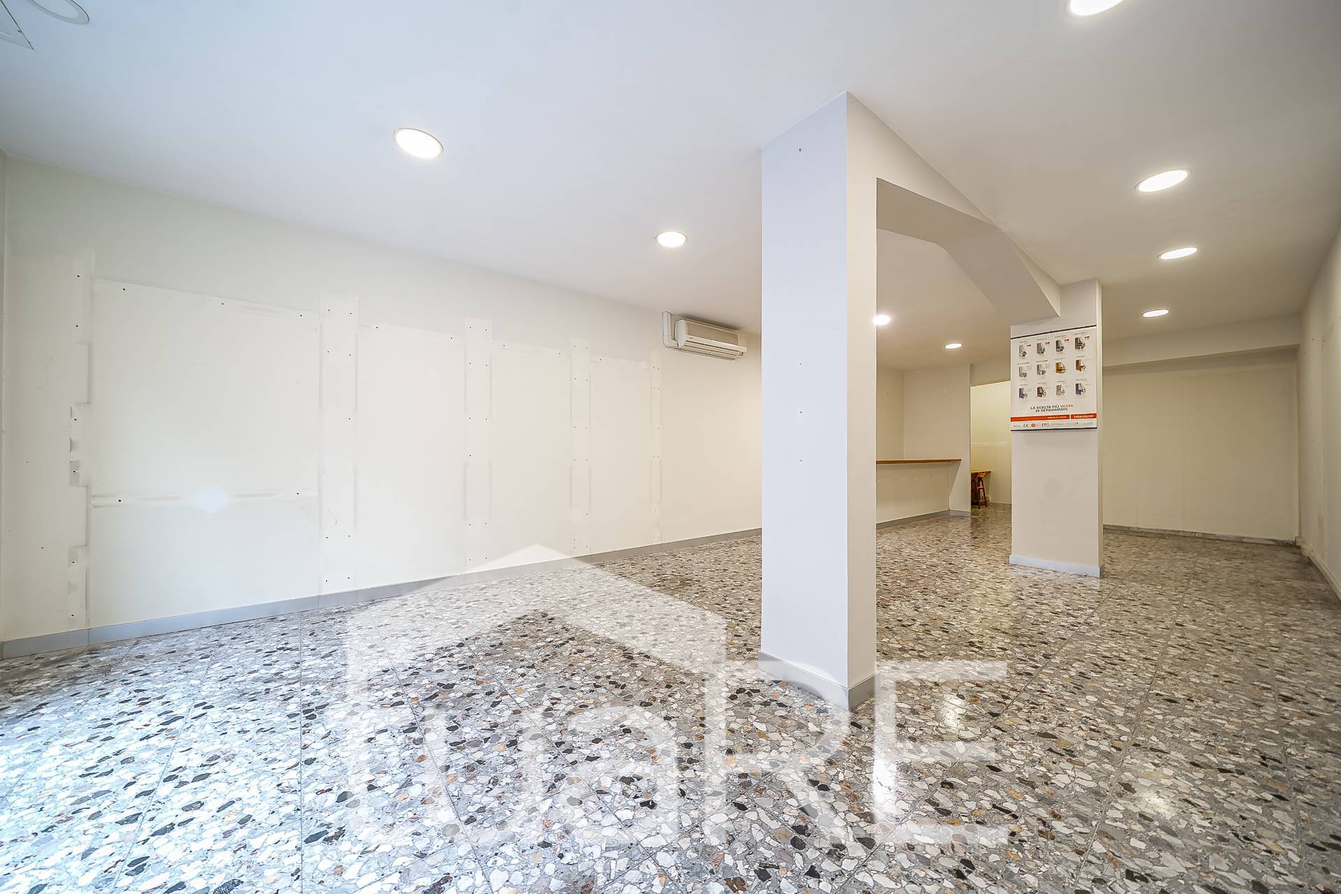 Locale commerciale in vendita a Roma, Boccea