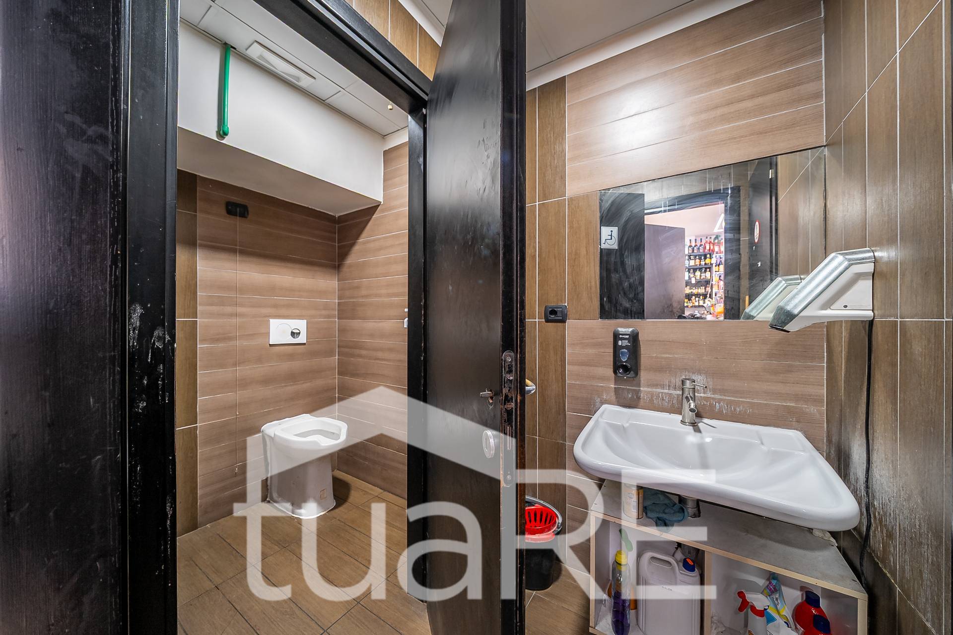 Locale commerciale in vendita a Roma, Esquilino