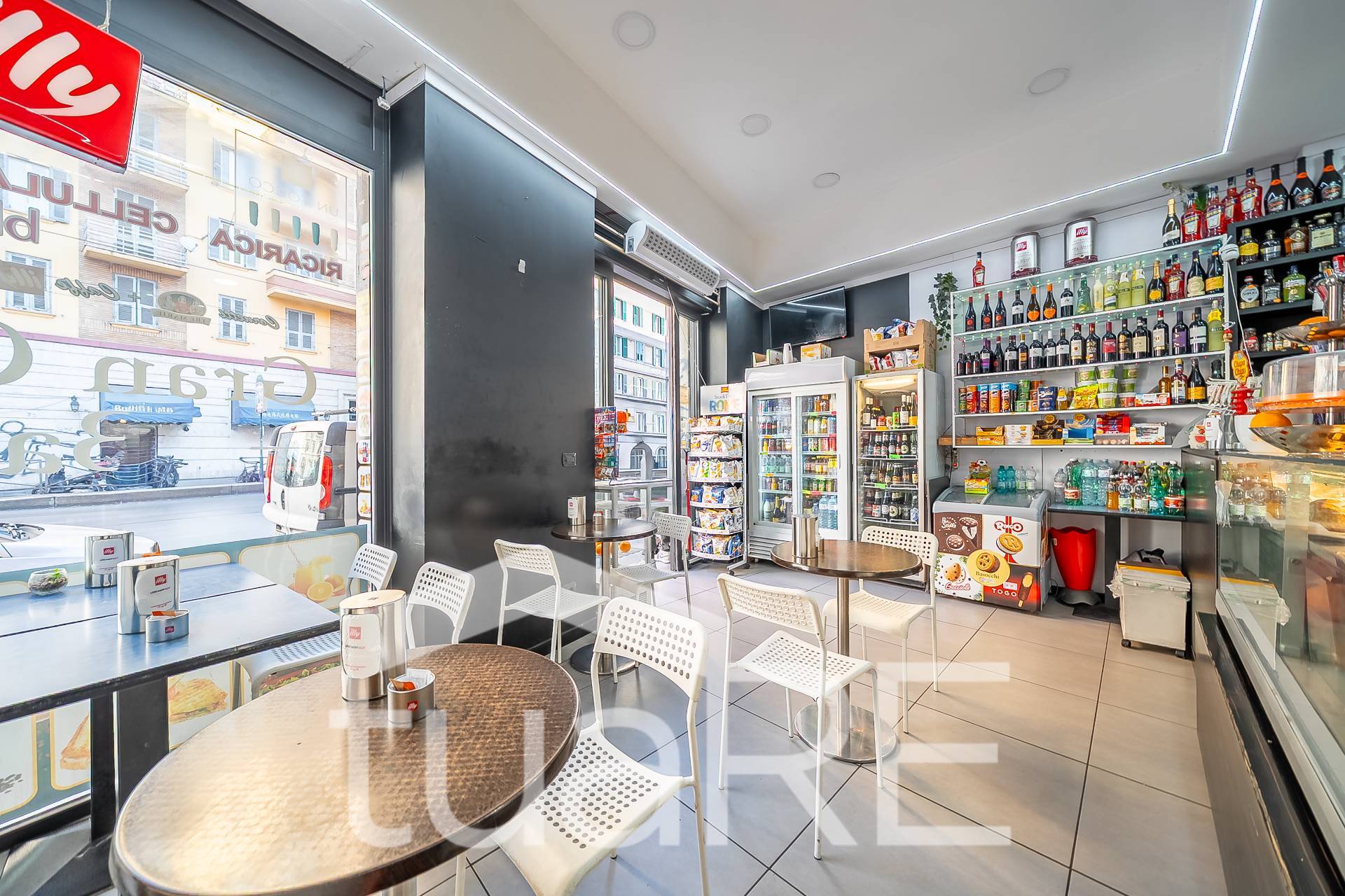 Locale commerciale in vendita a Roma, Esquilino