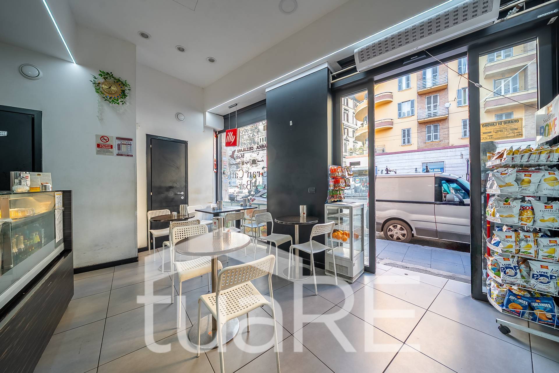 Locale commerciale in vendita a Roma, Esquilino