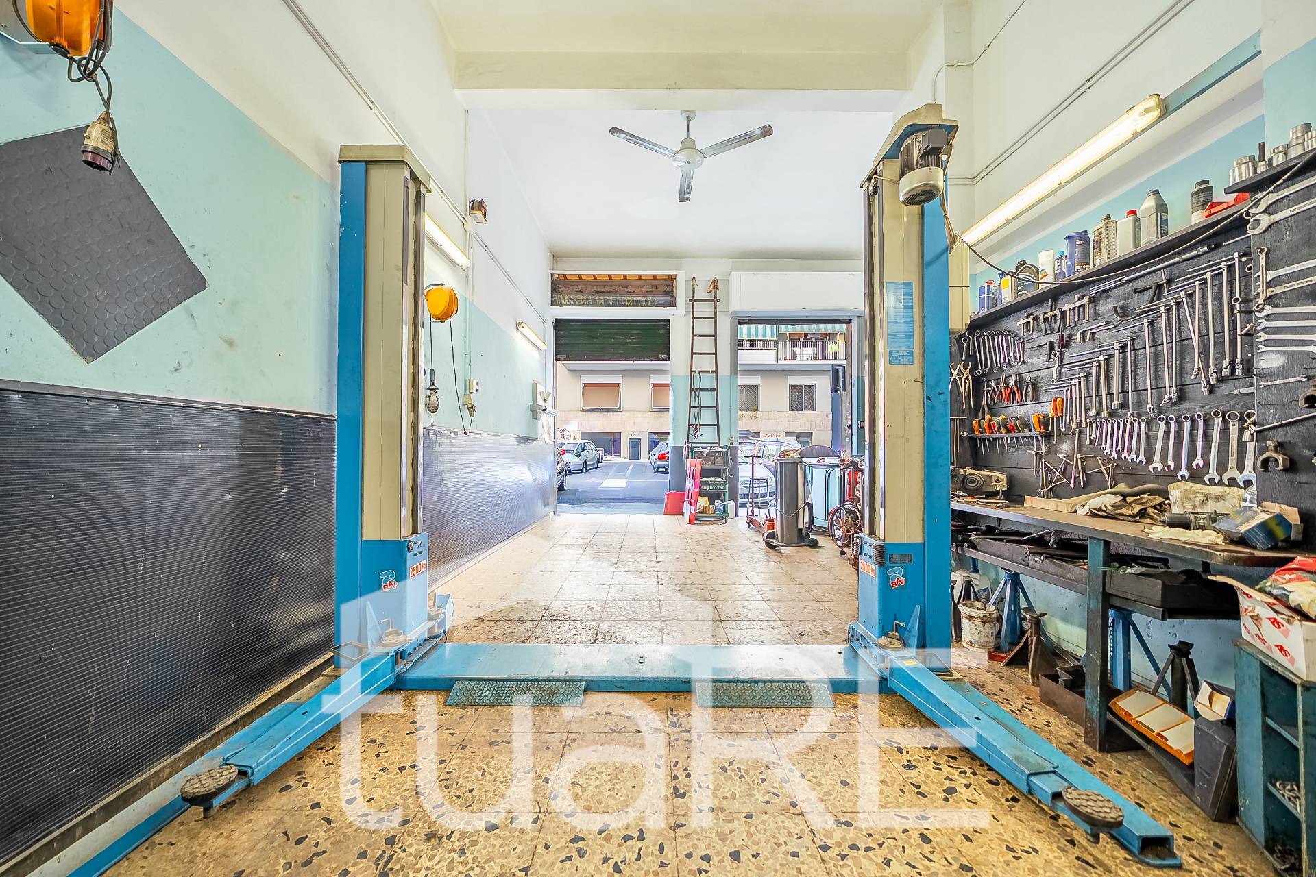 Locale commerciale in vendita a Roma, Collatino