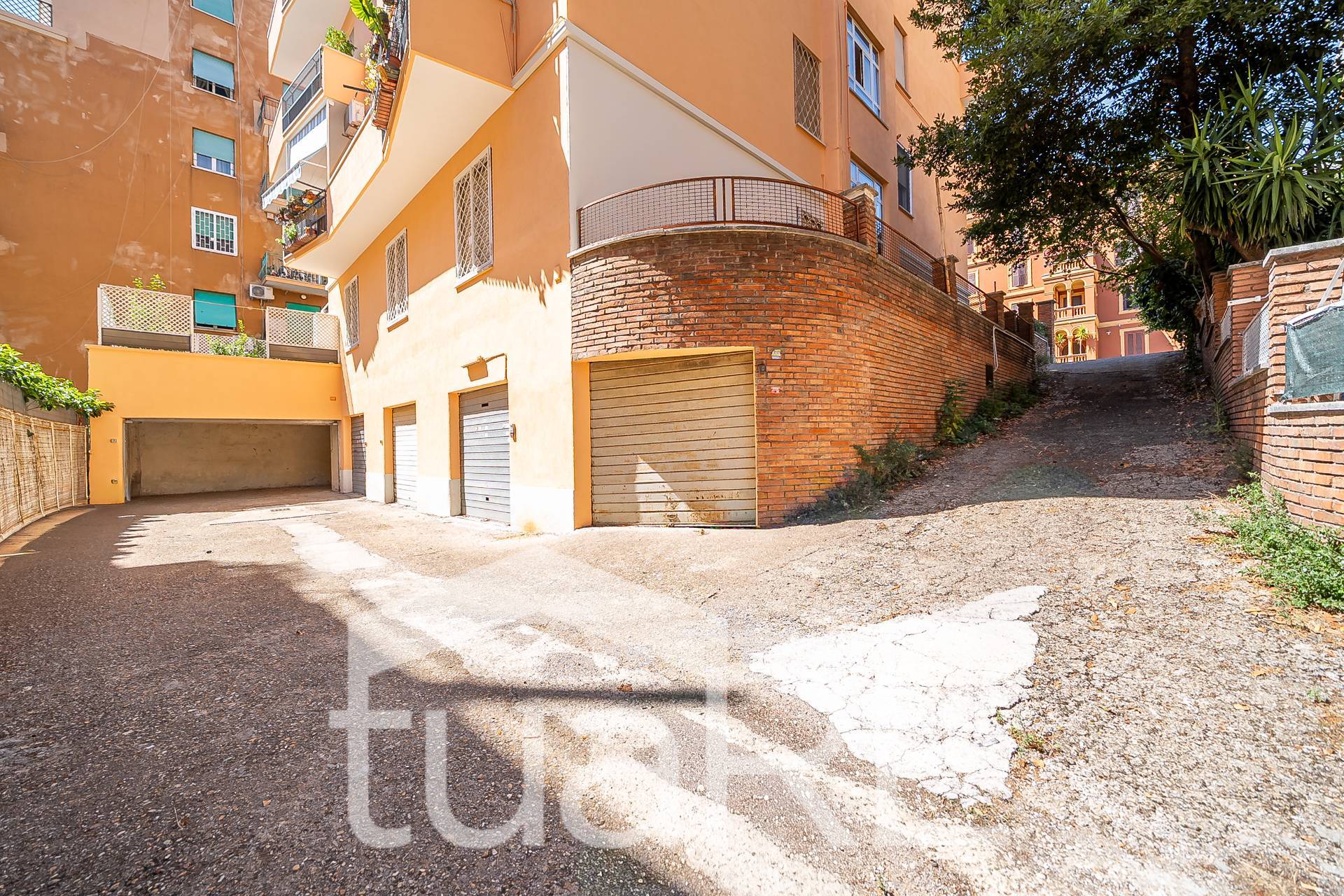 Box o garage in vendita a Roma