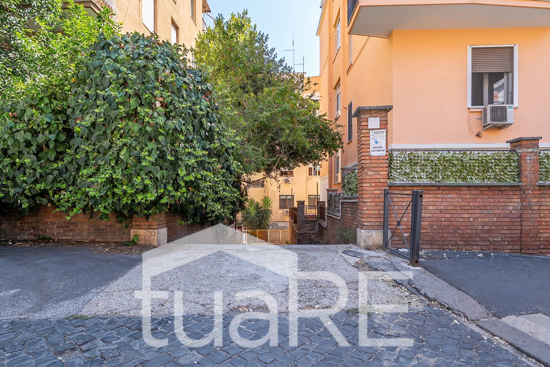 Box o garage in vendita a Roma