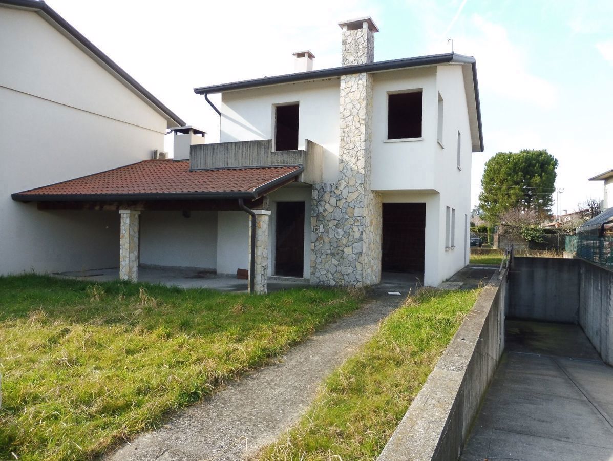 Villa Bifamiliare con giardino a Nove