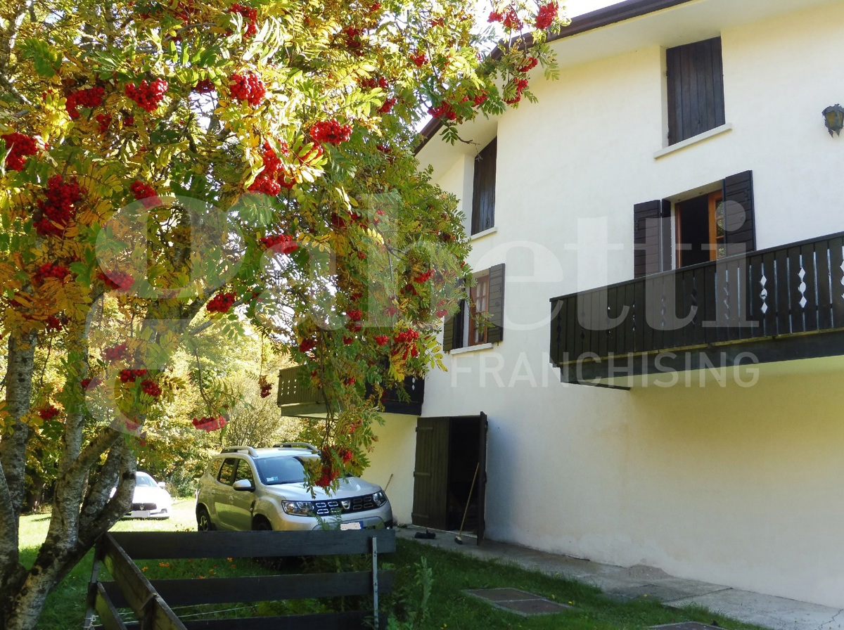 Villa con giardino a Solagna