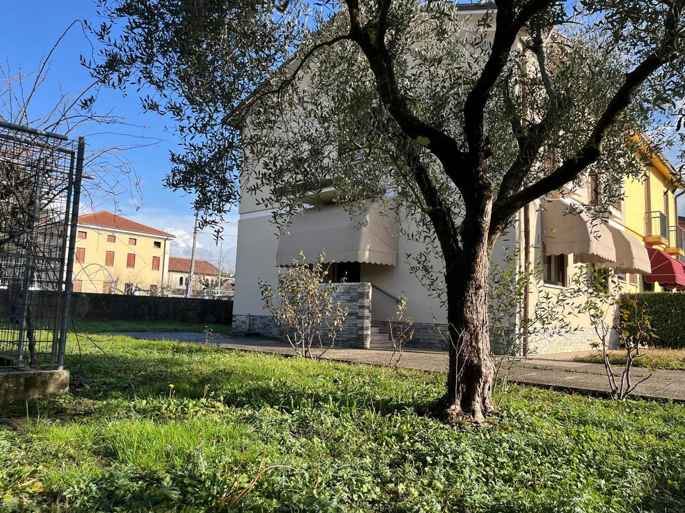 Villa Bifamiliare con giardino a Schiavon