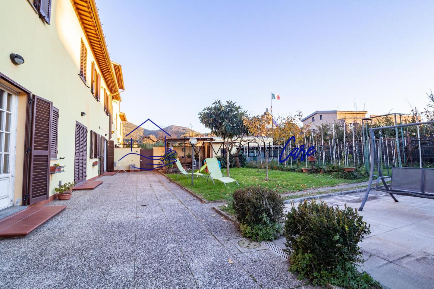 Villa Bifamiliare con giardino, Vicopisano caprona