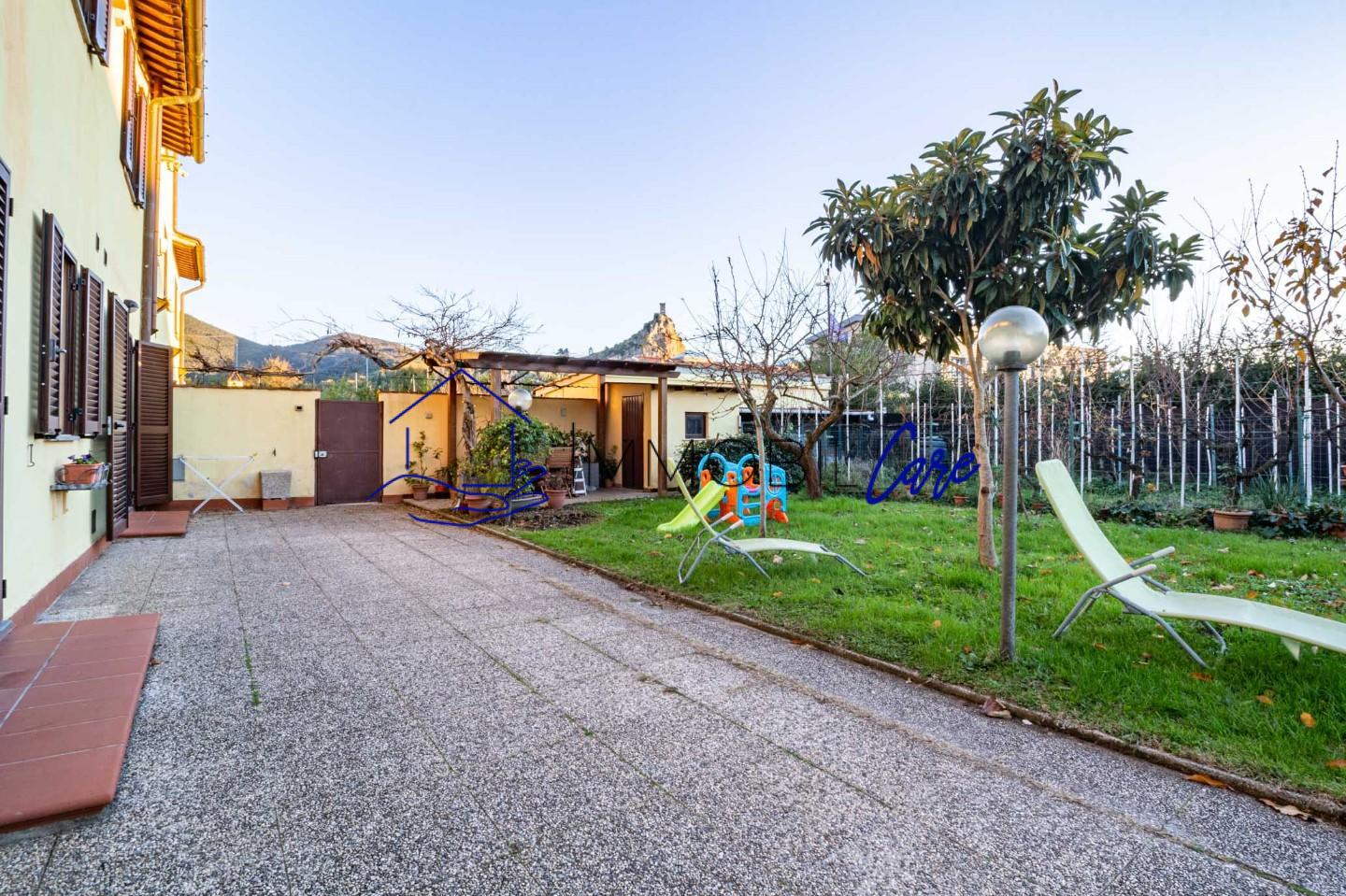 Villa Bifamiliare con giardino, Vicopisano caprona