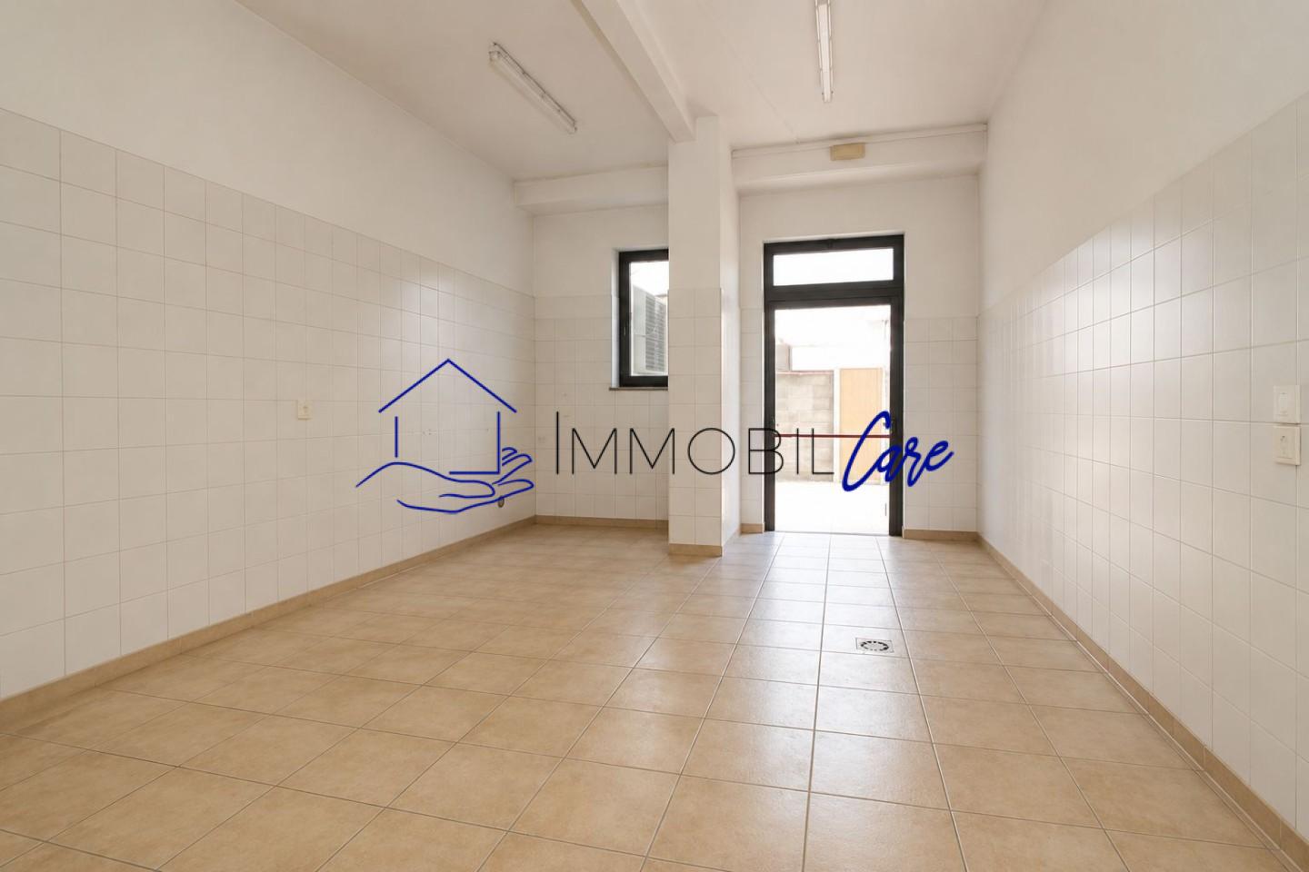 Locale commerciale in affitto a Cascina