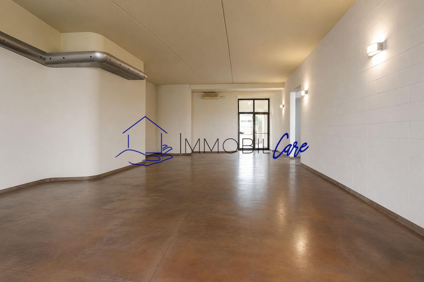 Locale commerciale in affitto a Cascina