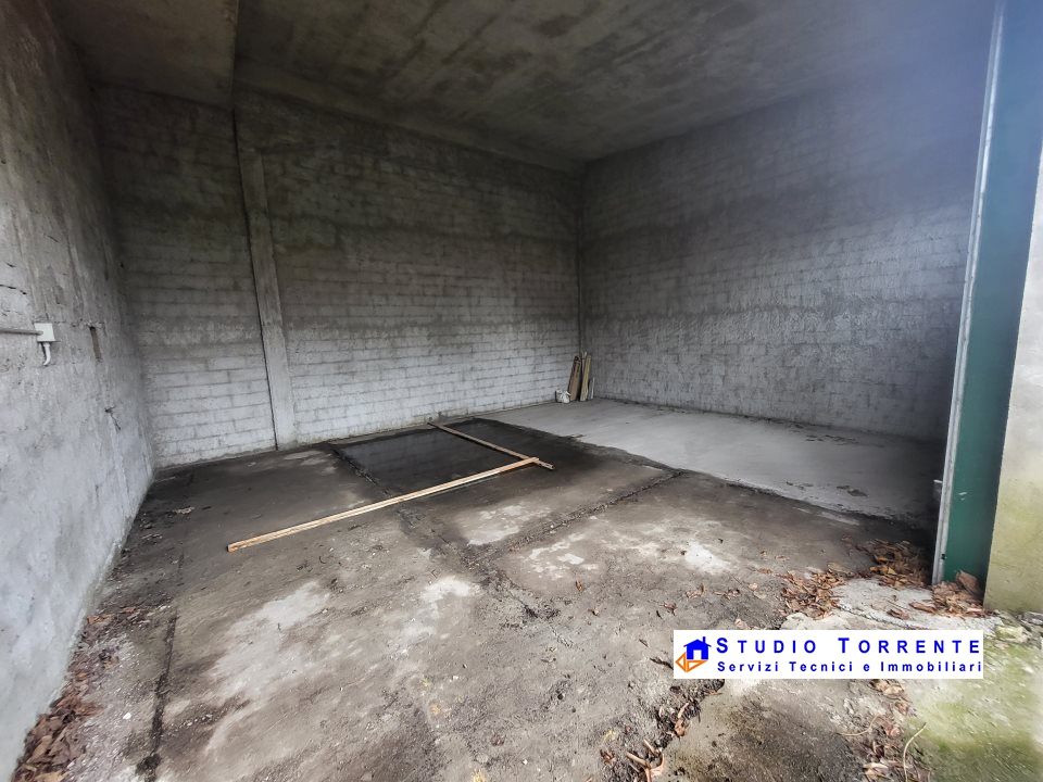 Capannone in vendita a Bollate