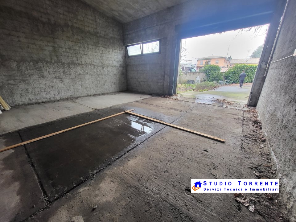 Capannone in vendita a Bollate