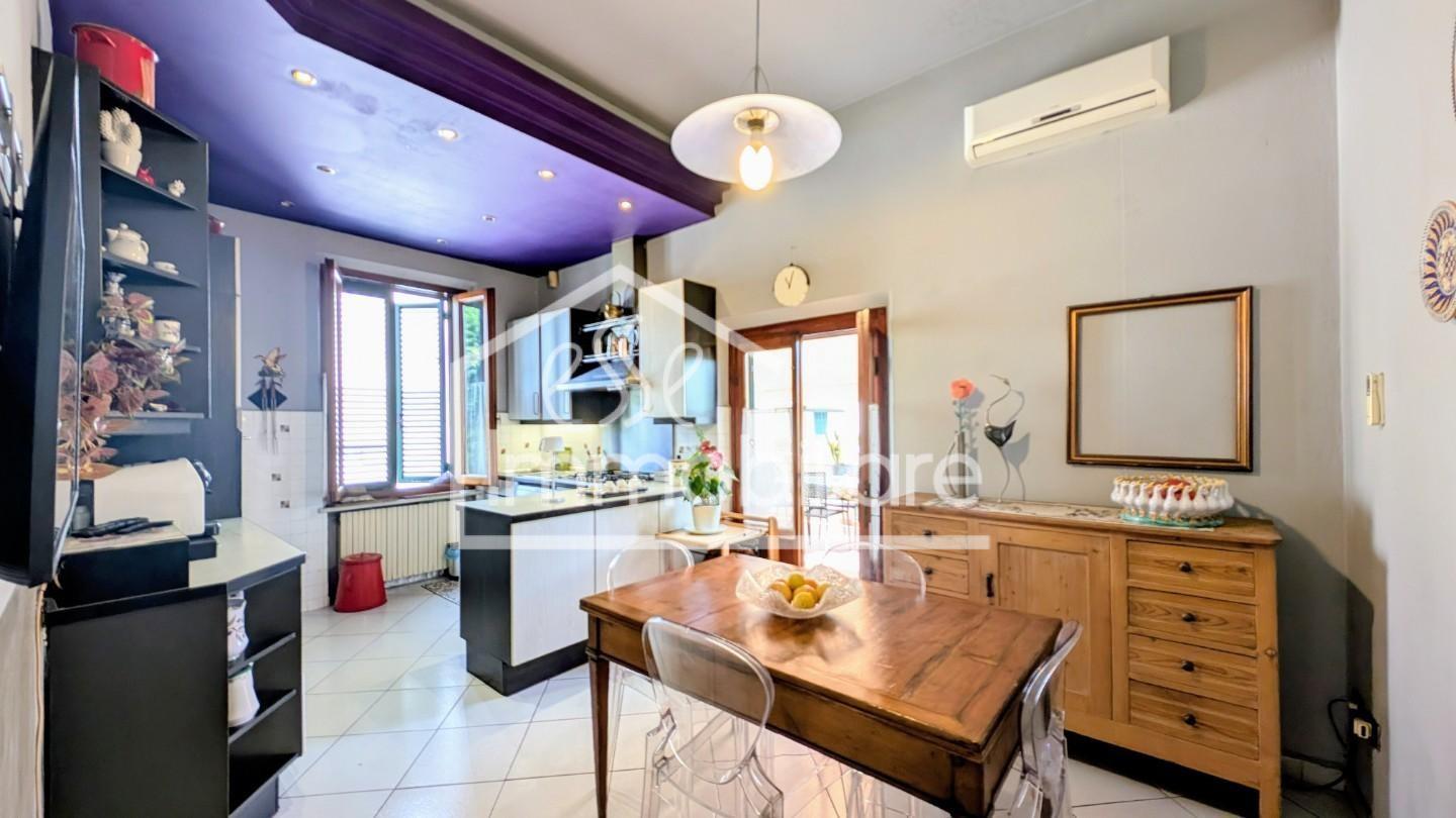 Villa Trifamiliari con terrazzo, Vinci sovigliana
