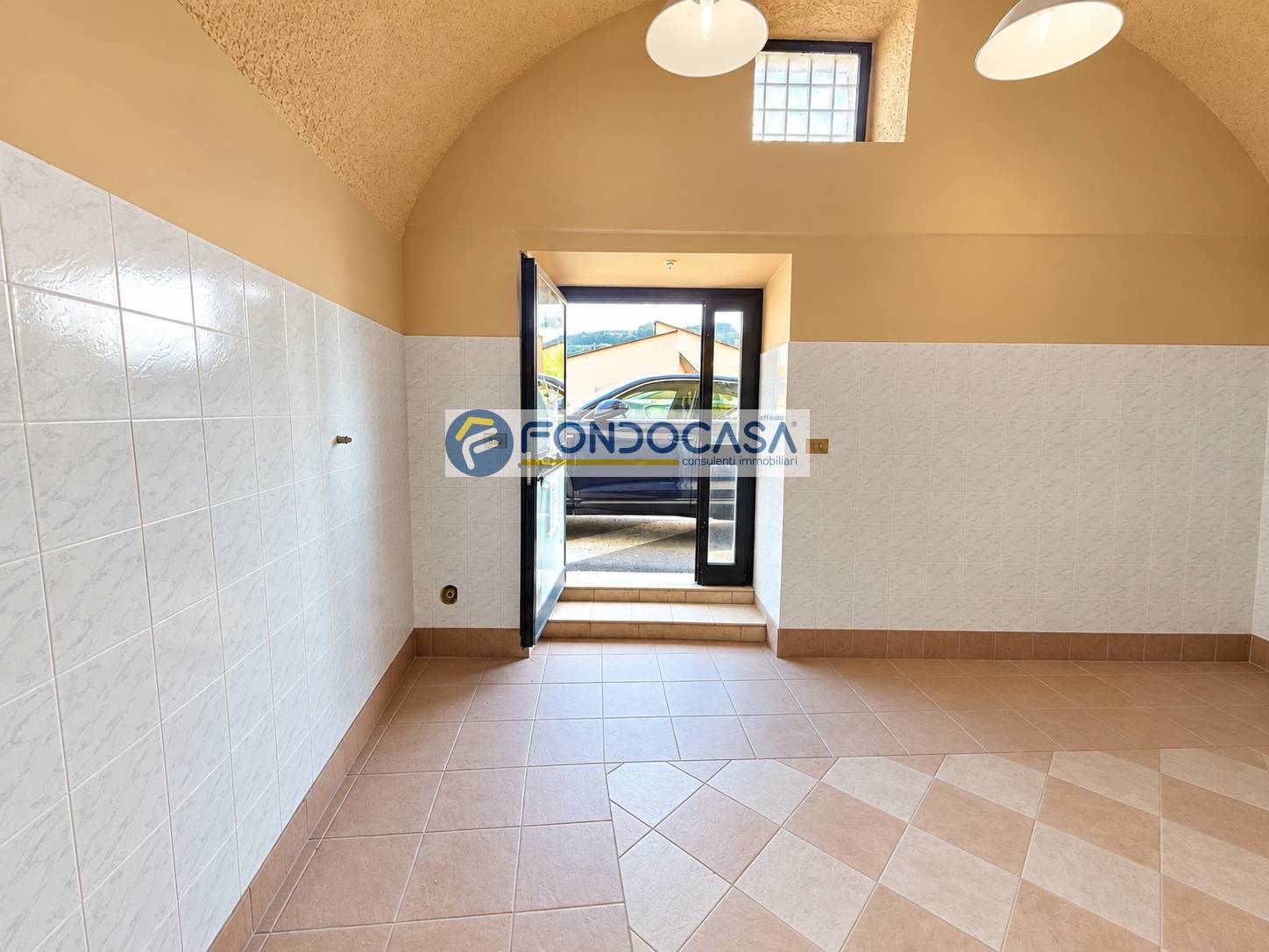 Locale commerciale in vendita a San Felice del Benaco, Portese