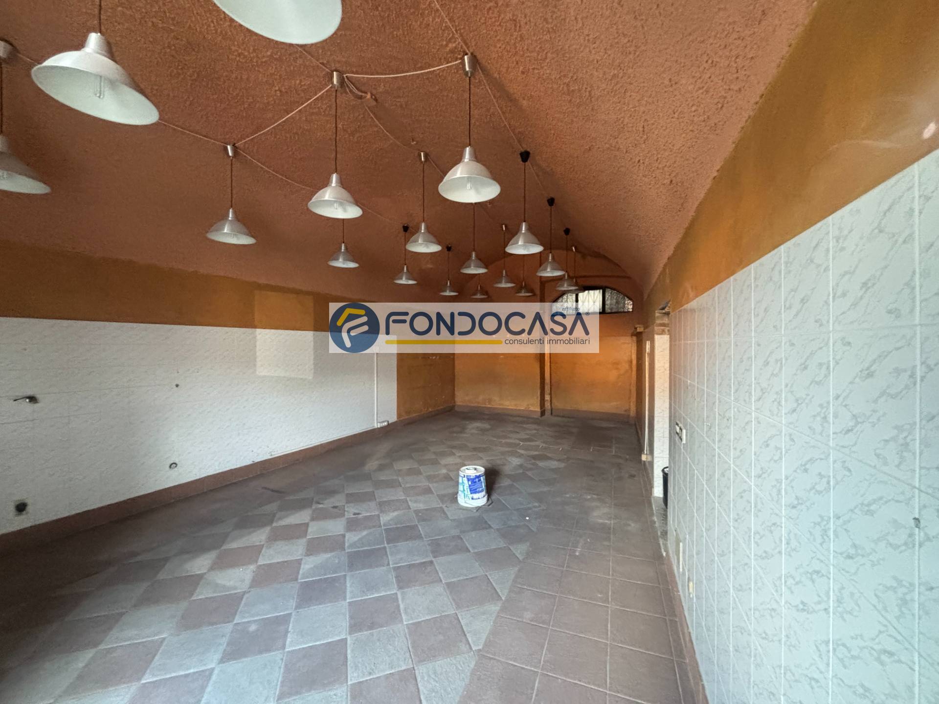 Locale commerciale in vendita a San Felice del Benaco, Portese