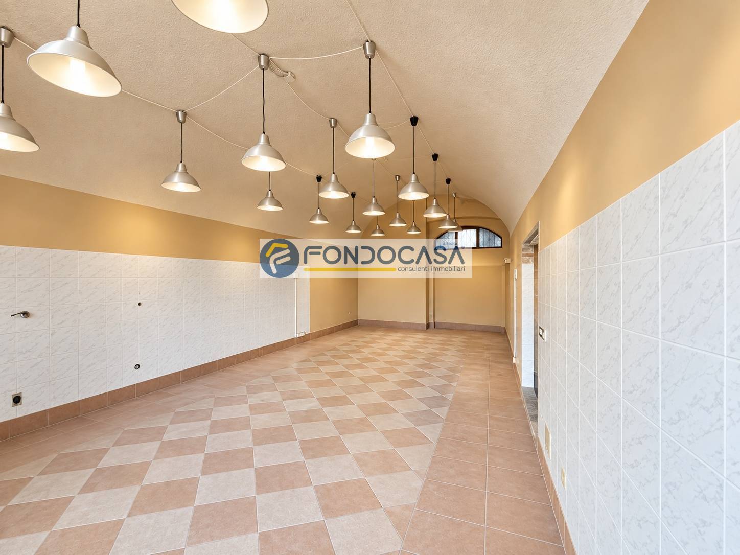 Locale commerciale in vendita a San Felice del Benaco, Portese