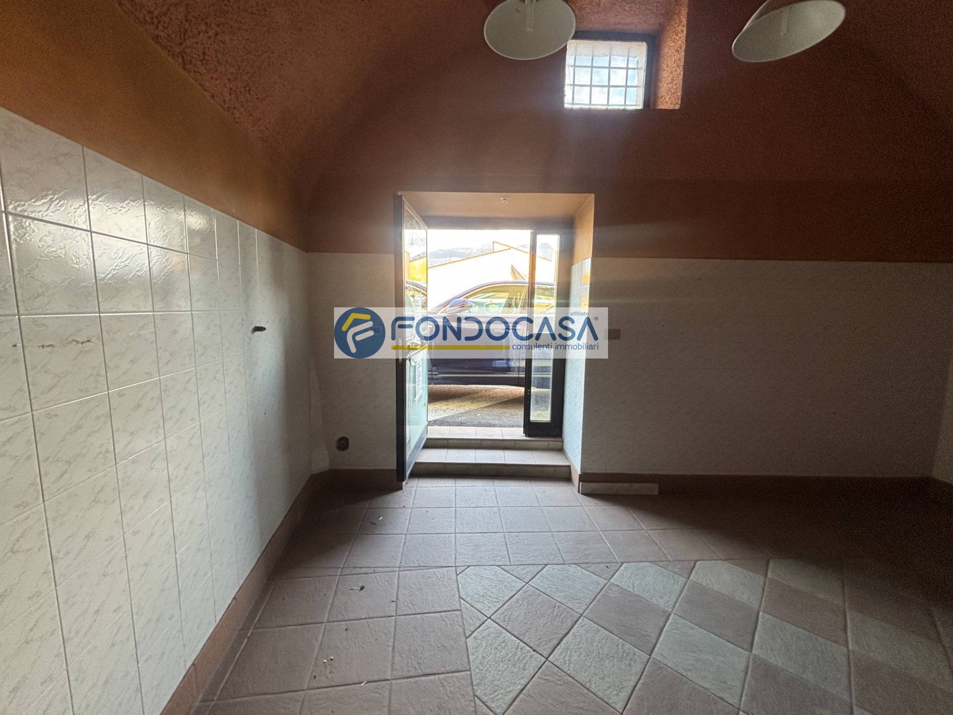 Locale commerciale in vendita a San Felice del Benaco, Portese