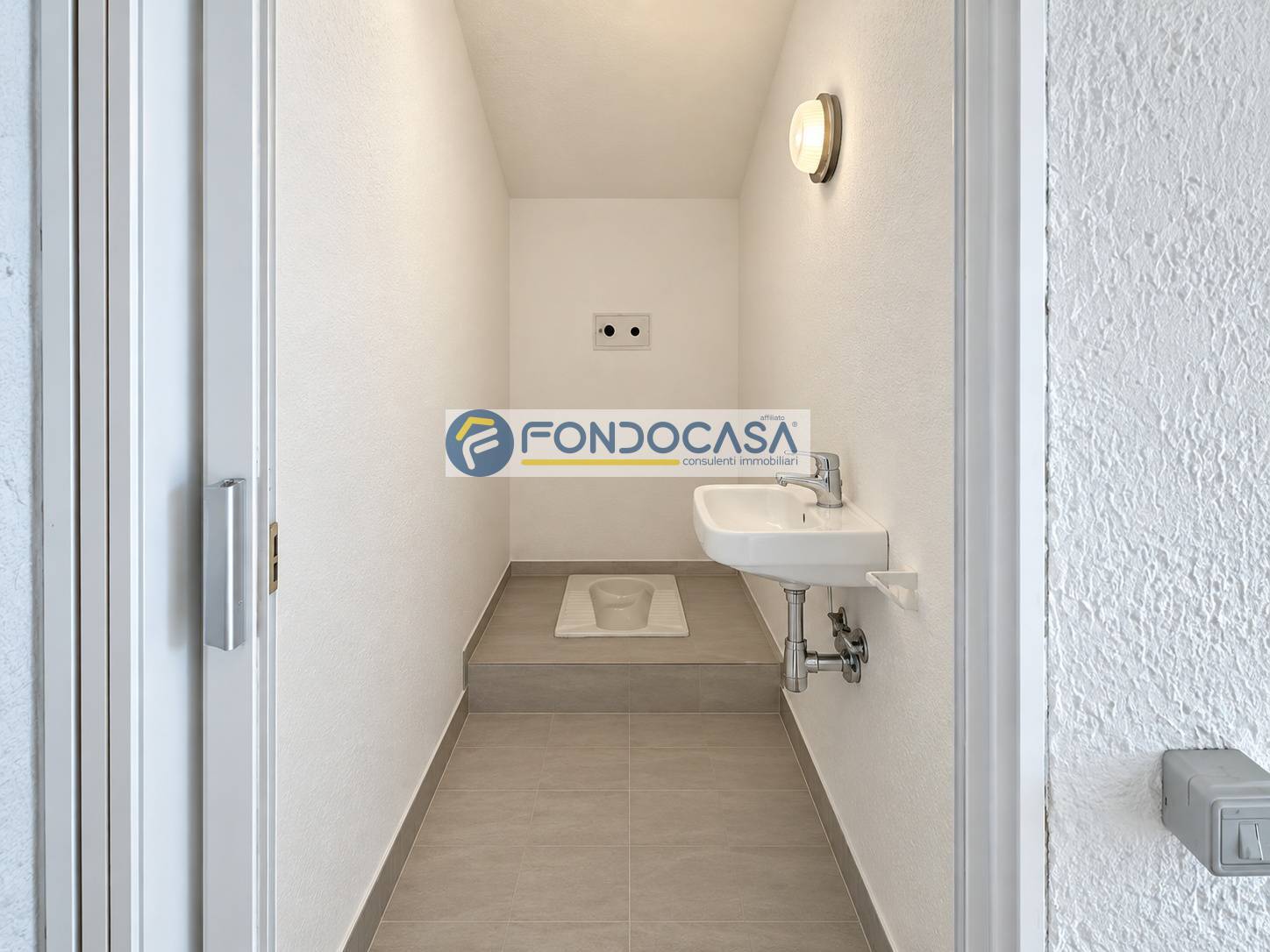 Locale commerciale in vendita a San Felice del Benaco, Portese