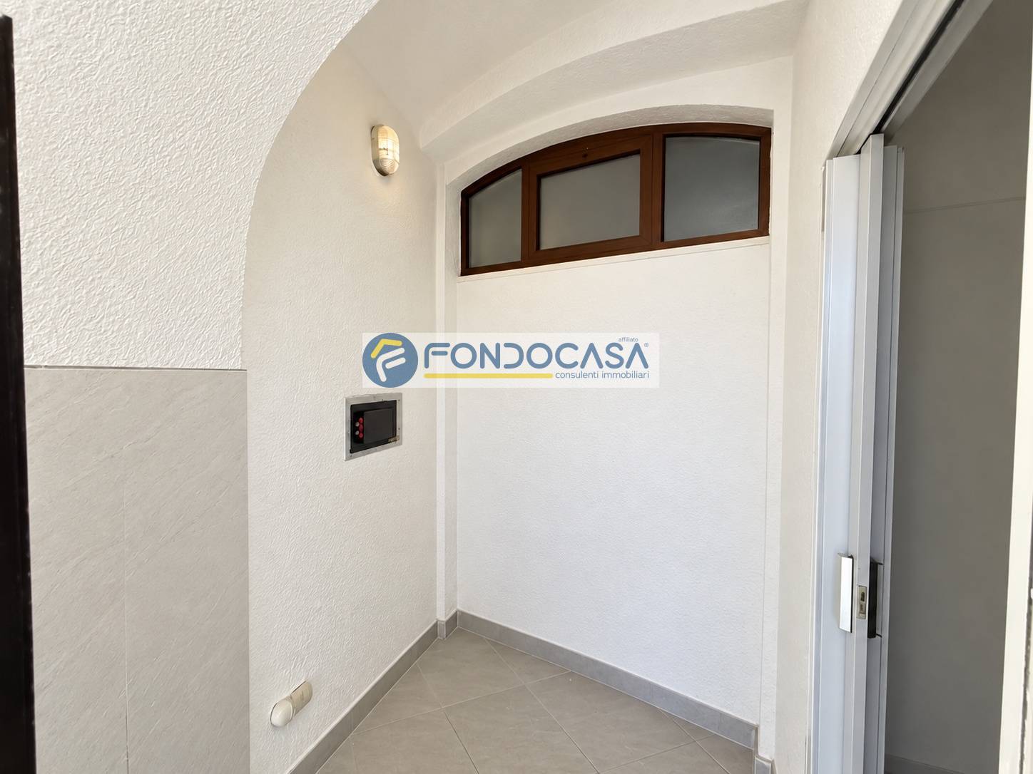 Locale commerciale in vendita a San Felice del Benaco, Portese
