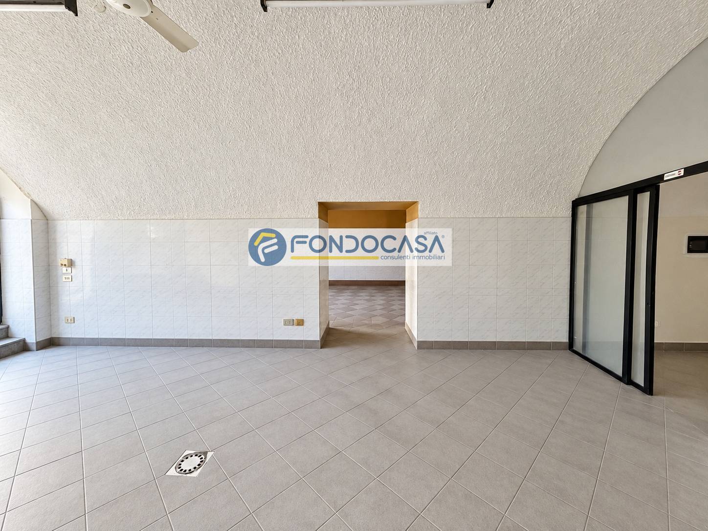 Locale commerciale in vendita a San Felice del Benaco, Portese