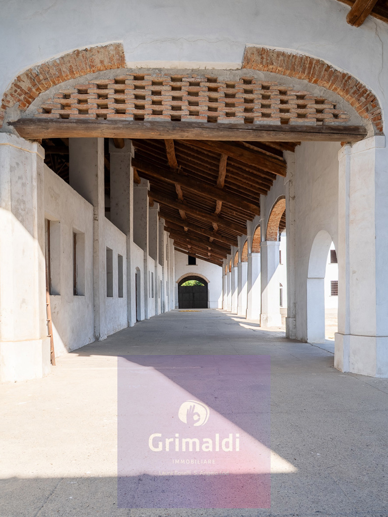 Stabile/Palazzo con box doppio a Grumello Cremonese ed Uniti