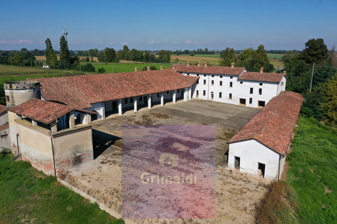 Stabile/Palazzo con box doppio a Grumello Cremonese ed Uniti