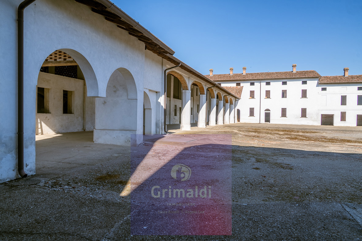 Stabile/Palazzo con box doppio a Grumello Cremonese ed Uniti