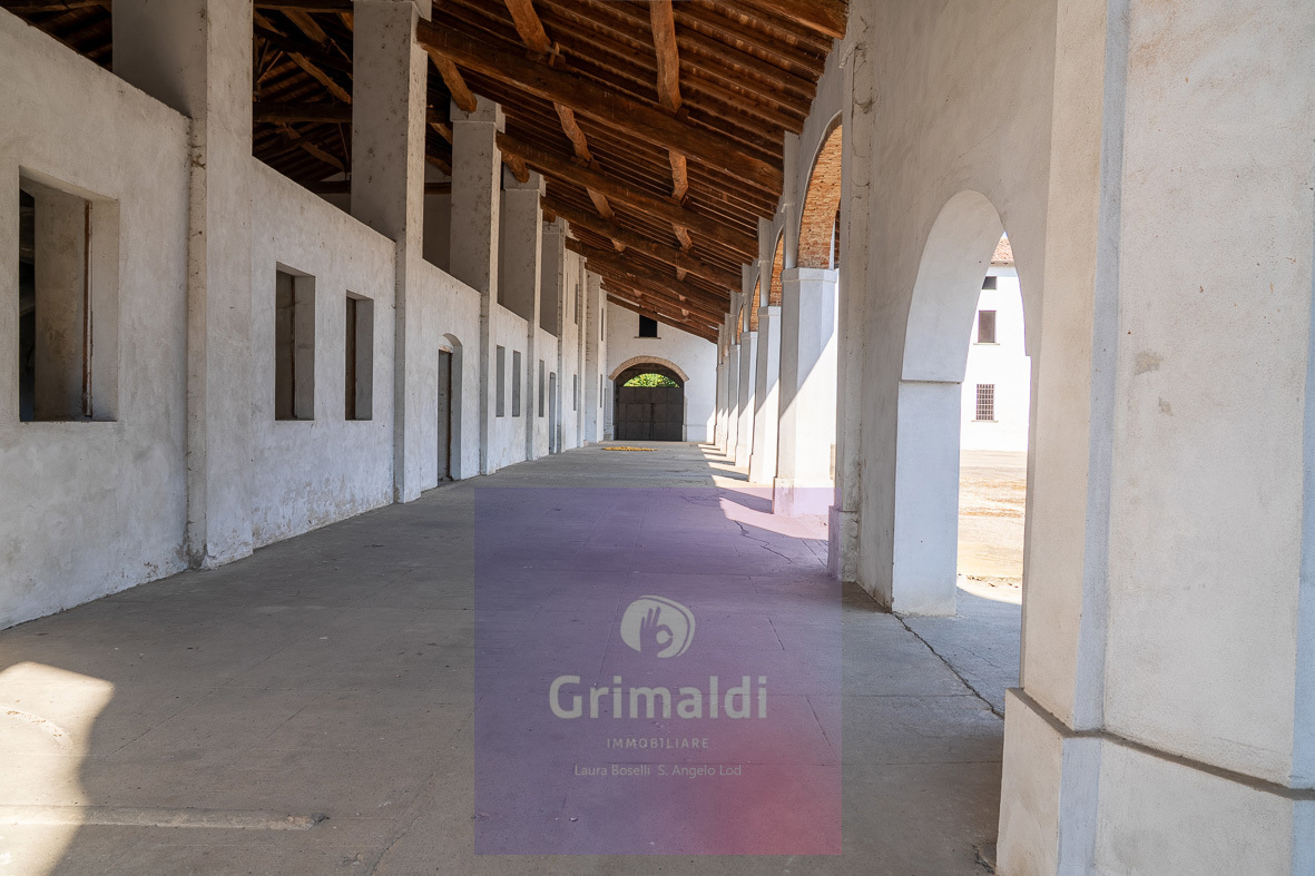 Stabile/Palazzo con box doppio a Grumello Cremonese ed Uniti