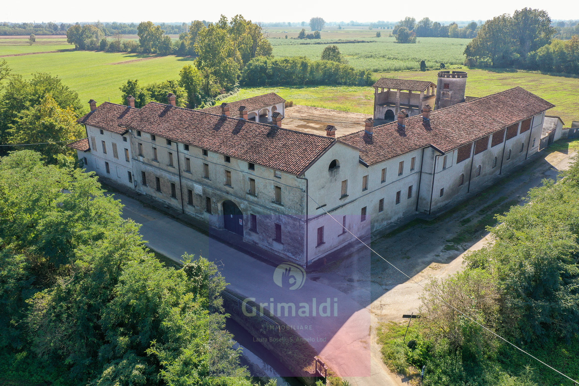 Stabile/Palazzo con box doppio a Grumello Cremonese ed Uniti