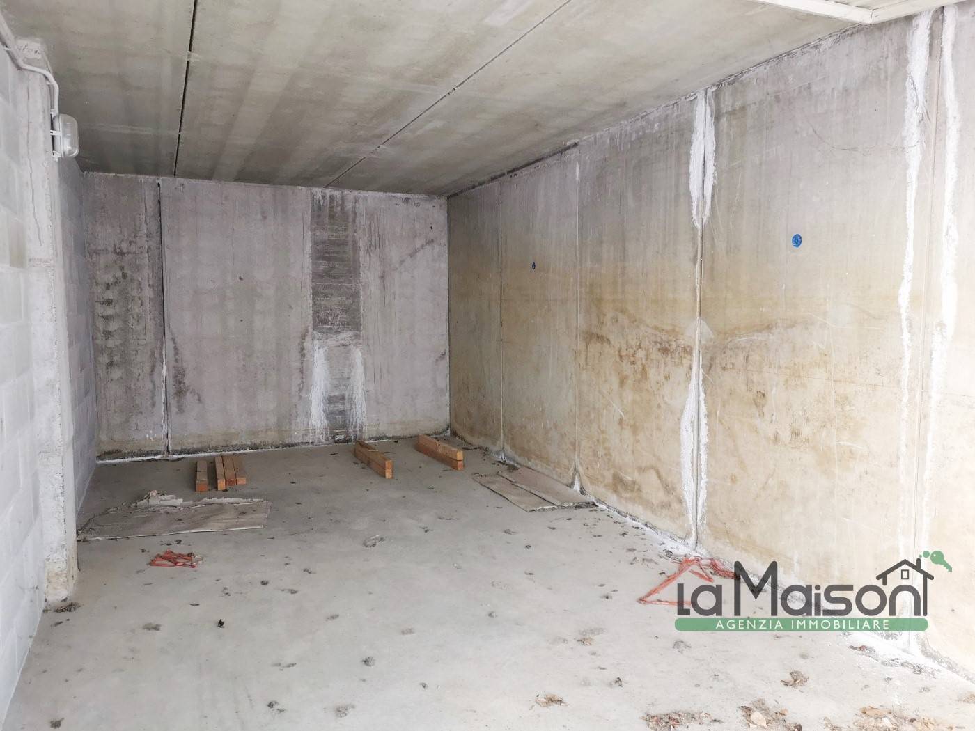 Box o garage in vendita a Ivrea