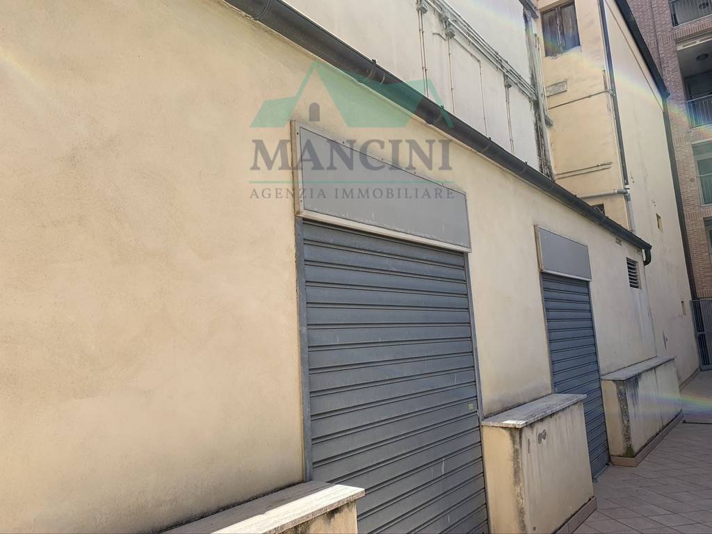 Locale commerciale in vendita a Jesi, centro zona alta
