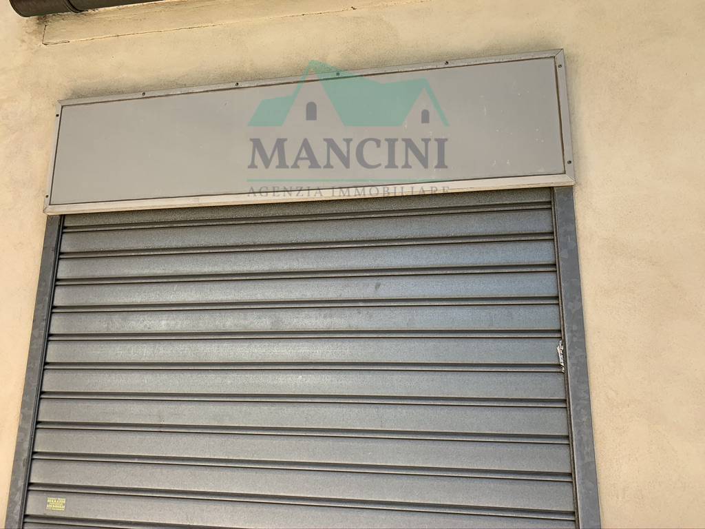 Locale commerciale in vendita a Jesi, centro zona alta