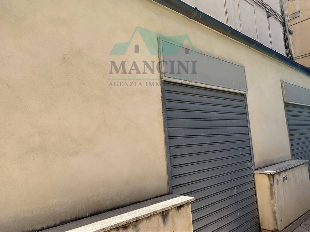 Locale commerciale in vendita a Jesi, centro zona alta