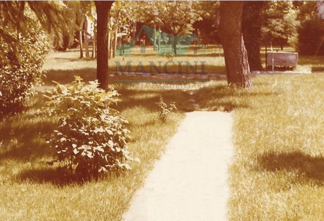 Locale commerciale in vendita a Jesi, San Giuseppe