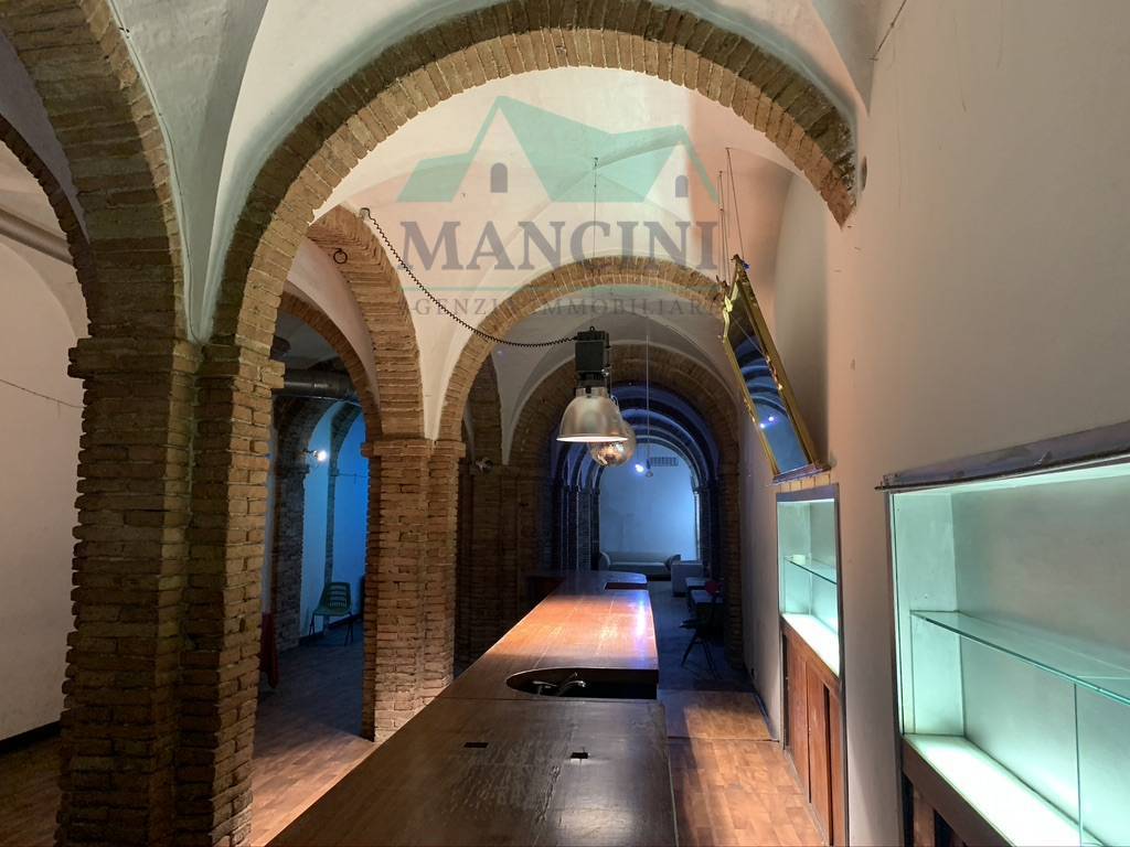 Locale commerciale in vendita a Jesi, centro zona alta