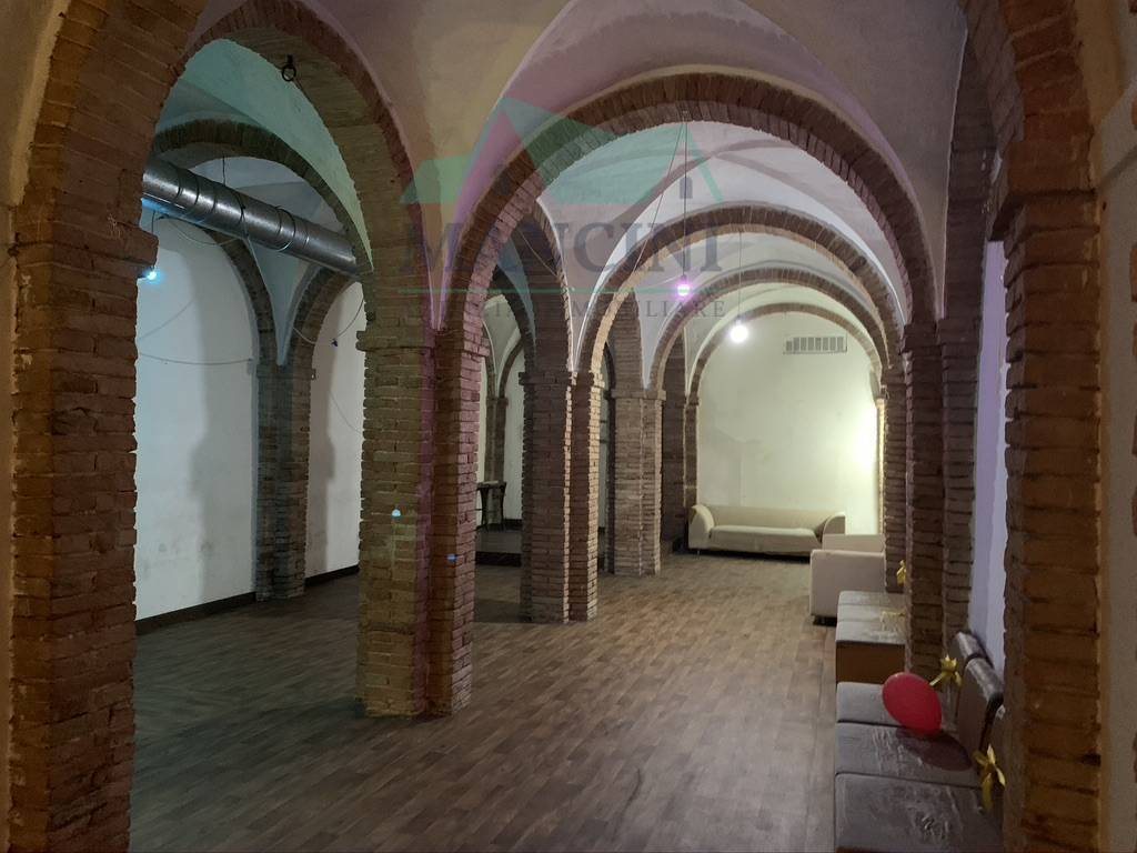 Locale commerciale in vendita a Jesi, centro zona alta