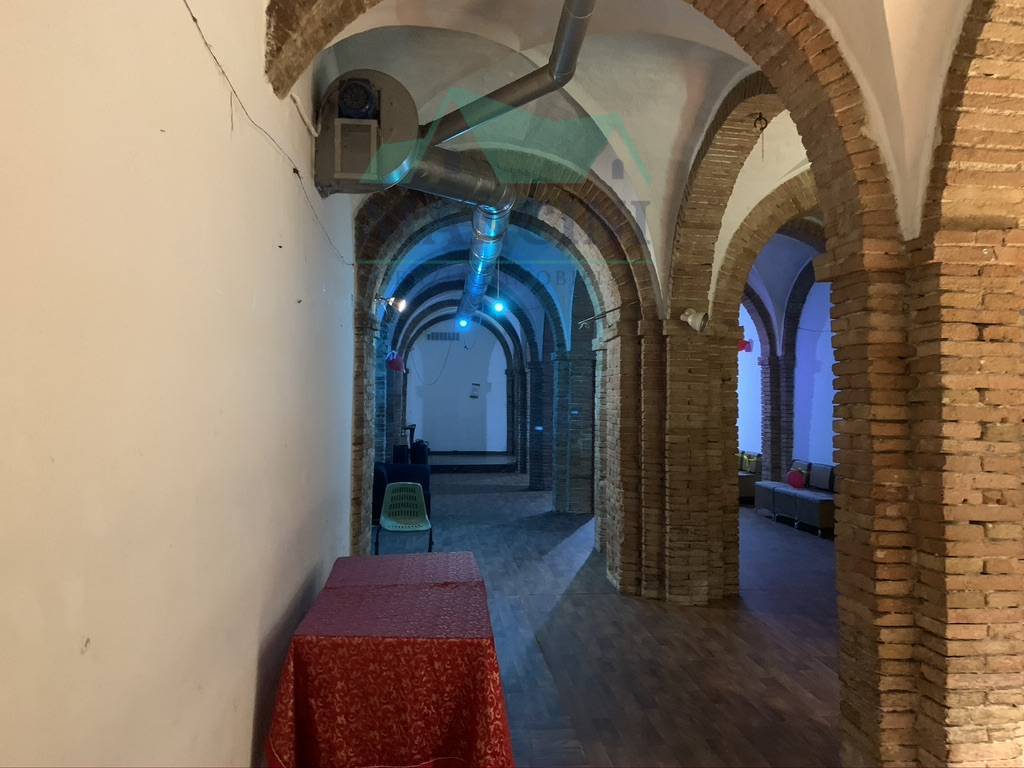 Locale commerciale in vendita a Jesi, centro zona alta