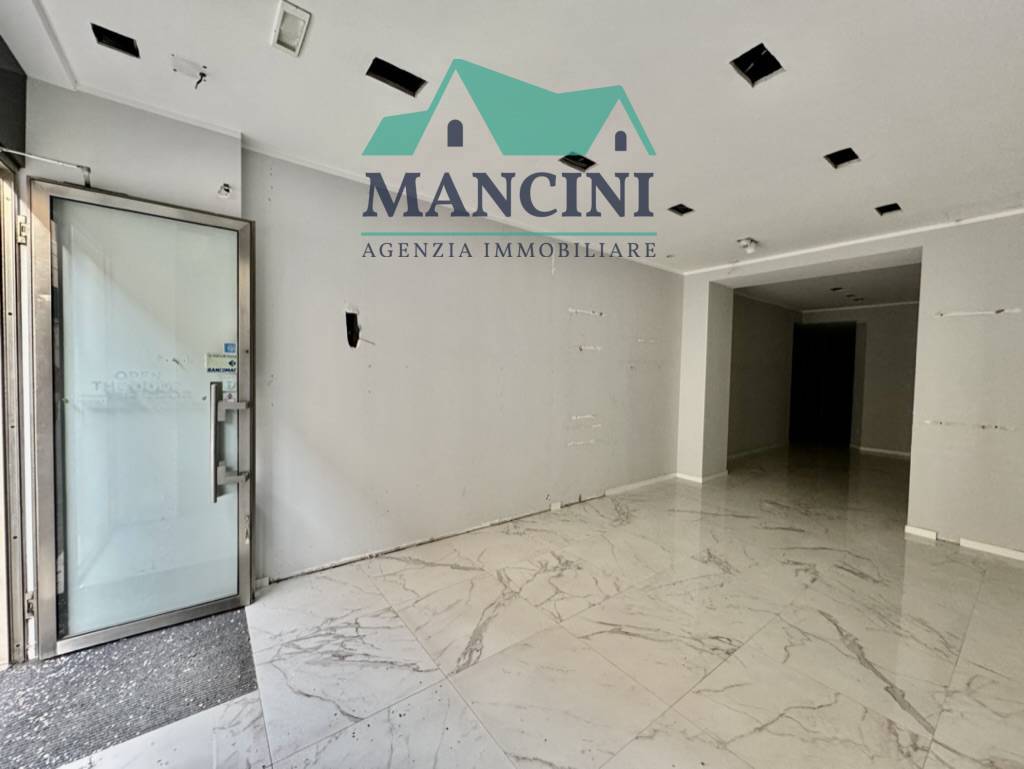 NEGOZIO COMMERCIALE in affitto a Jesi